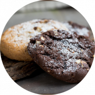 In unserer Cafeteria: Cookies 'Himbeere' (18,81), 'Double Chocolate'(18,19,81) oder 'Triple Chocolate' (15,18,19,81) 