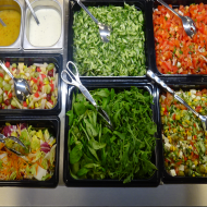 Bedienen Sie sich aus unserer reichhaltig und abwechsungsreich gefüllten Salatbar. Bei uns finden Sie u.a. hausgemachtes Antipasti und eine Vielzahl von Salaten und Dressings. Lassen Sie es sich schmecken.