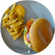Sie können aus 6 verschiedenen Burgervariationen wählen. Heutige Tagesempfehlung: Burger 'Chili Cheese' mit Rindfleischpatty, Cheddar, Chili-Cheese-Soße und Salat (1,2,19,22,52,81,83) dazu als Menüoption: verschiedene Pommes Spezialitäten 