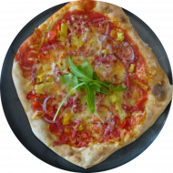 Aus dem vielfältigen Cafete⁵⁵-Angebot als heutige Empfehlung: Pizza 'Salami' mit roten Paprikastreifen, Haussalami, milder Peperoni und geriebenem Gouda (2,3,19,51,52,81)