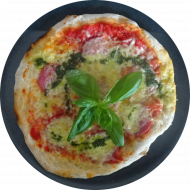 Sie können aus 6 verschiedenen Pizzavariationen wählen. Heutige Tagesempfehlung: Pizza 'Salame' mit Putensalami, Basilikum und Gouda überbacken (2,3,19,54,81)