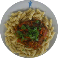 Grünkernragout mit Tomate und Rucola (49,81,85) an Spirelli (81) dazu Salatgarnitur