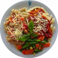 Pastabar (81) mit Tomaten-Peperoni-Soße (81) oder Champignon-Senfrahm-Soße (19,22,81) dazu geriebener Gouda (19) oder Reiberei (1,2) und buntes Gemüse