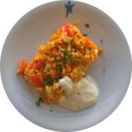 Kleine Portion: Kritharaki-Auflauf mit Zucchini, Tomate, Knoblauch und Hirtenkäse (19,49,81) an Kräuter-Sour Cream (19)