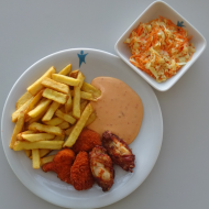 Chicken Sampler - gebackene Chicken Wings und Nuggets (54,81) mit Red Pepper-Mayonnaise (1,22) dazu Rustico Frites und hausgemachter Coleslawsalat (22)