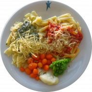 Pastabar (81) mit Spinat-Gorgonzola-Soße (15,19,81) oder Kichererbsenbolognese (21,49,81) dazu geriebener Gouda (19) oder Reiberei (1,2) und buntes Gemüse