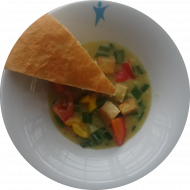 Kleine Portion: Cremiges Gemüsecurry mit Tofu, Tomaten, Paprika, Lauchzwiebeln und Mangosaft (2,3,18,49) dazu Fladenbrotecke (81,83)