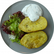 Gebackene Ofenkartoffel mit Kräuterquarkdip (19) und Salatgarnitur