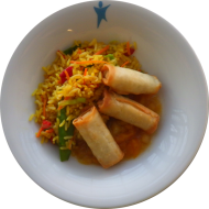 Kleine Portion: Bunte Gemüse-Paella mit Paprika, Möhre und Zuckerschoten dazu 3 Minifrühlingsrollen (18,49,81) und Mango-Chili-Dip
