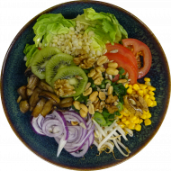 Bunte Ebly-Bowl mit Zartweizen, Tomaten, Gurken, roter Zwiebel, Mungosprossen, Walnüssen und Sesam dazu Orangen-Chili-Dip(9,18,23,49,73,81)