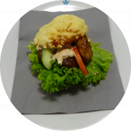 'BBQ-Meatball-Burger'- Marinierte Minifrikadellen(15,51,52,81) im Laugen-Käse-Brötchen(15,19,81,83) mit hausgemachter Burgersauce (9,15,19,81)