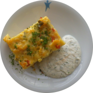 kleine Portion: Kartoffelauflauf mit Hirtenkäse und Paprika (15,19) an Kräuter-Quark-Dip (19) und kleiner Gurken-Mais-Salat.