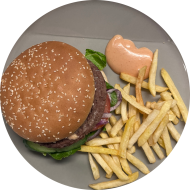 Sie können aus 3 verschiedenen Burgervariationen wählen. Heutige Tagesempfehlung: 'Classic Beef-Burger' mit saftigem Rindfleisch, Eisberg, Zwiebeln und Tomaten (1,2,9,22,23,52,81) dazu als Menüoption verschiedene Pommes Spezialitäten