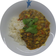 Kleine Portion: 'Indisches Dal' aromatisches Linsen-Kartoffel-Curry mit frischer Minze (3,18,49,81) dazu Jasmin-Duftreis
