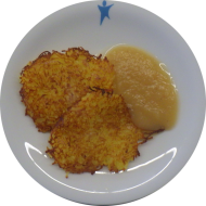Hausgemachte Kartoffelpuffer mit Zucker (2,3,24,81) dazu Apfelmus (3)