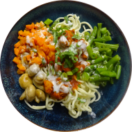 'Asia-Dragon-Bowl' mit Sojaschnetzel, knackigem Gemüse und Cashew Dressing (18,74,81)