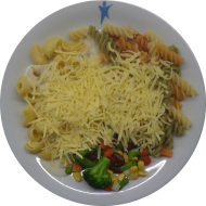 Pastabar (81) mit Tomaten-Balsamico-Soße (3,24,81) oder Bärlauch-Pesto-Soße (15,19,71,81) dazu geriebener Gouda (19) oder Reiberei (1,2) und buntes Gemüse
