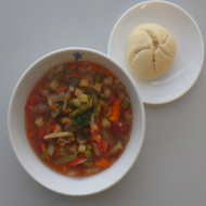 'Minestrone' - ital. Suppe mit Pasta, buntem Gemüse und Kartoffeln (3,21,81) dazu Mini-Brötchen (18,23,25,81,82,83,84)