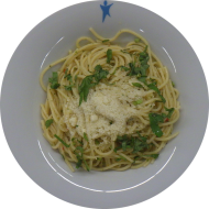 Spaghetti 'Aglio é olio' mit feiner Knoblauchnote & roten Chilistreifen (49,81) dazu geriebener Hartkäse (15,19)