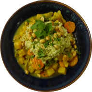 Thailändisches Massam-Curry mit Kartoffeln, Bohnen, roter Zwiebel, Koriander und Erdnusscreme (2,14,17,18,49,81) dazu Kräuter-Bulgur (81)