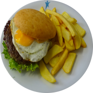 Burger 'Beef n' Egg' mit Rindfleischpatty, Spezial Sauce, Gewürzgurke und Ei (1,2,9,15,22,23,52,81,83) dazu Steakhouse Pommes