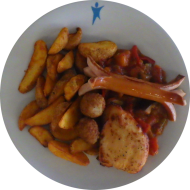 Geflügel-Grillplatte mit Hähnchenbrust, Grillwürstchen, Partyfrikadelle und mediterrenem Gemüse (2,3,8,15,21,22,54,81) dazu Kartoffelspalten
