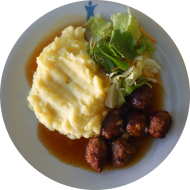 6 schwedische Köttbullar (51,52) an Zwiebelsoße (81) dazu Kartoffel-Sauerrahm-Püree (19) und Salatgarnitur
