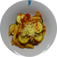 Pastaabend: Penne Mezzanelli mit frischer Zucchini, Tomaten und Pinienkernen (49,81) dazu Tomaten-Kräuter-Soße (81) mit geriebenem Gouda (19)