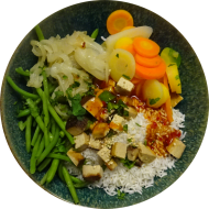 Bowl mit marinierten Tofuwürfeln und Basmatireis, grünen Bohnen, gerösteten Sesam, Honig-Sojasauce (2,3,18,23,48,81)