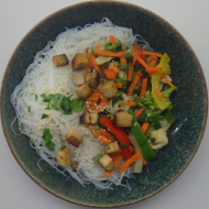 Asiatisches Tofu Stir Fry mit Brokkoli, Frühlingszwiebel, Knoblauch, Koriander und Sesam (2,18,23,44,49,81) dazu Glasnudeln (2,18,81)