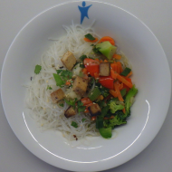 Kleine Portion: Asiatisches Tofu Stir fry mit Brokkoli, Frühlingszwiebel, Knoblauch, Koriander und Sesam (2,18,23,44,49,81) dazu Glasnudeln (2,18,81)