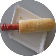 33 Jahre Stuwe auf dem Mensavorplatz: French Hot Dog mit Röstzwiebeln, Remoulade, Senf und Ketchup (1,2,3,9,15,22,51,53,81,82,83)