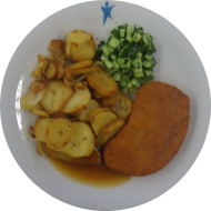 Sellerieschnitzel (21,81) mit Bratenjus (81) und Bratkartoffeln dazu kleiner Gurkensalat mit Dill