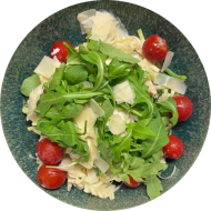 'Pasta Italia' mit saftigen Hähnchenbruststreifen, Cherrytomaten, Rucola und italienischem Hartkäse (15,19,47,54,81)