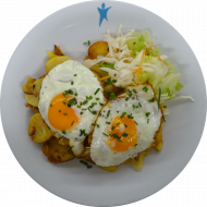 2 Spiegeleier mit Schnittlauch (15) dazu Bratkartoffeln und frischer Gurkensalat