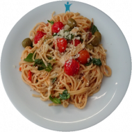 Pastapfanne 'Mykonos' mit Tomaten, Oliven und Hirtenkäse (3,6,19,24,81)