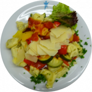 Tortellinipfanne mit mediterranem Gemüse, Tomatensoße, Reibekäse und Salat der Saison (1, 9, 15, 18, 19, 59, 81)