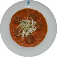 Tomaten-Curry mit Kichererbsenbällchen (21,81) dazu Langkornreis (81) mit frischem Koriander