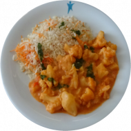 Vegan: 'Aloo Gobi' - pikante Kartoffel-Blumenkohl-Pfanne mit Ingwer, Koriander und Chili (3,18) dazu Karottenreis